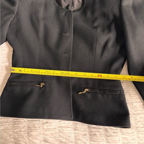 Elegant Vintage Black Blazer with Gold Accents - Picture 8 of 9